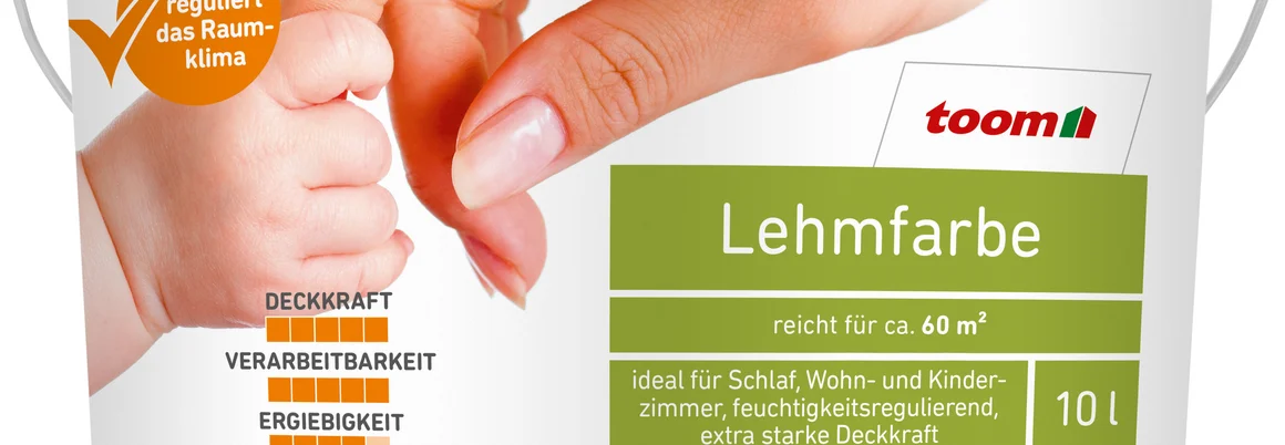 Weißer Farbeimer mit Babyhand darauf